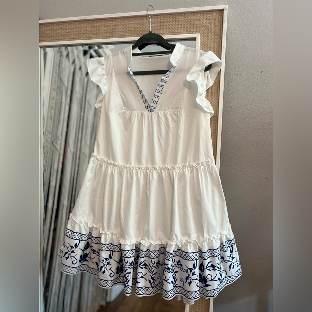 White a line with puffed sleeves dress